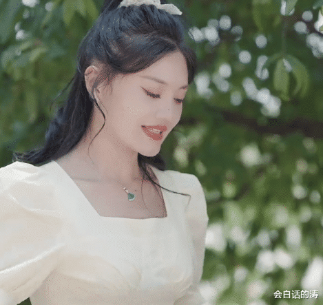 百万网红唐小鱼挖藕带,冲脚先把裤子打湿惹争议,网友:那里也脏了?