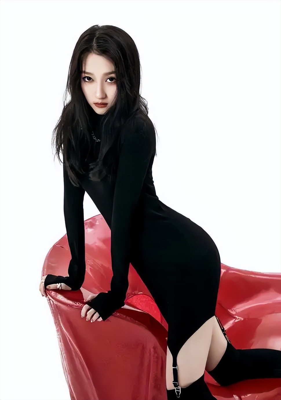 乘风破浪的姐姐|黑丝配大波浪,抹胸短裙不低俗,关晓彤形象大变!