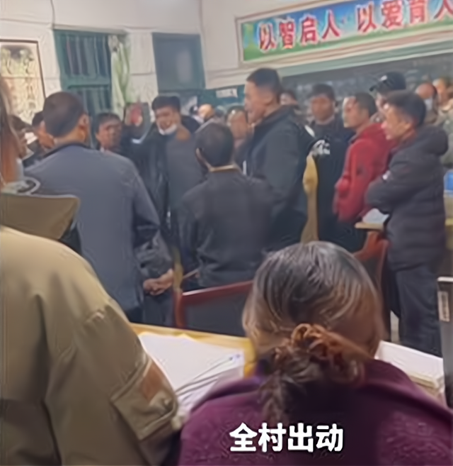 单亲女生遭同学反复掌掴、飞踹小腹,班主任紧急下通知删视频,全村村民被激怒赶去学校