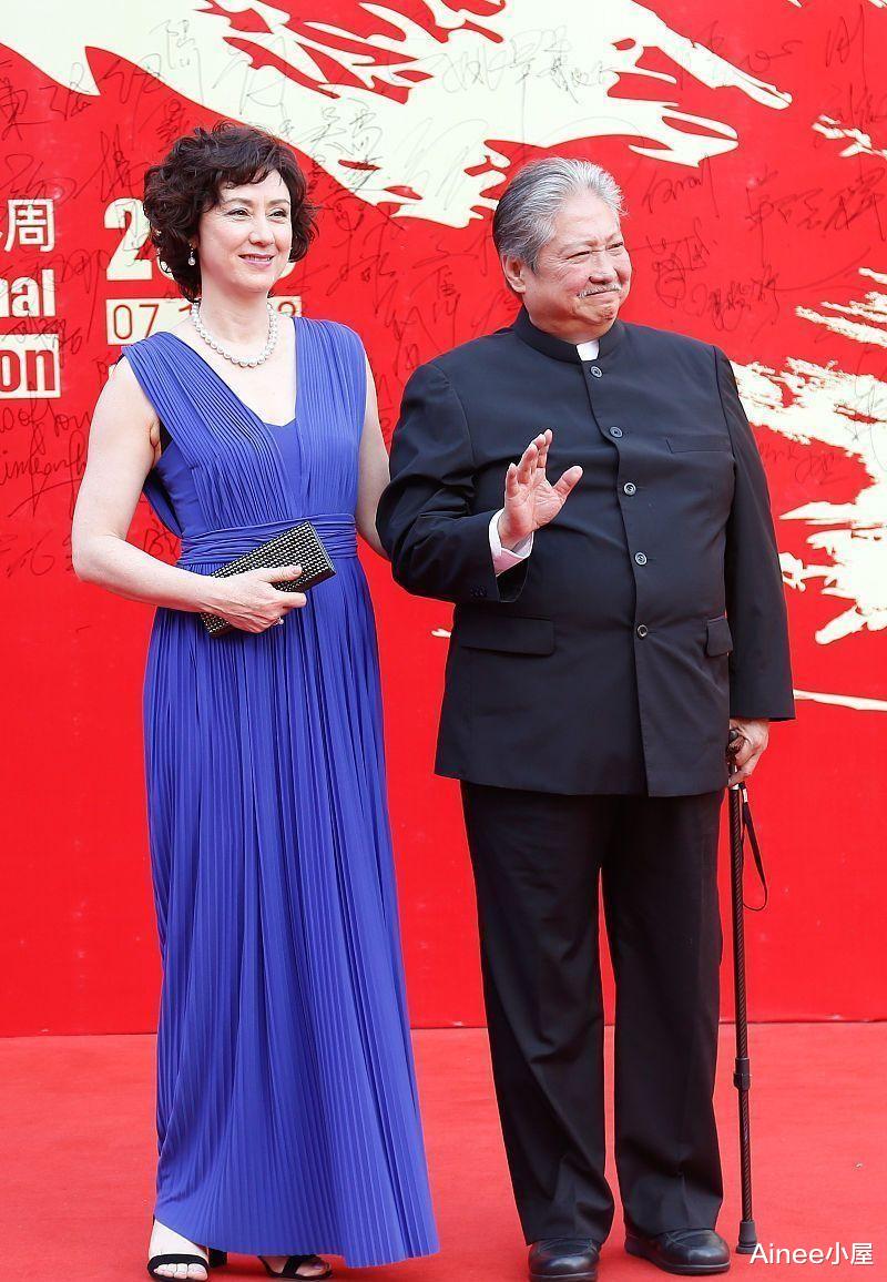 洪金宝|洪金宝二婚老婆真娇贵，都奔六十了穿礼裙还挺美，但肌肤挺真实