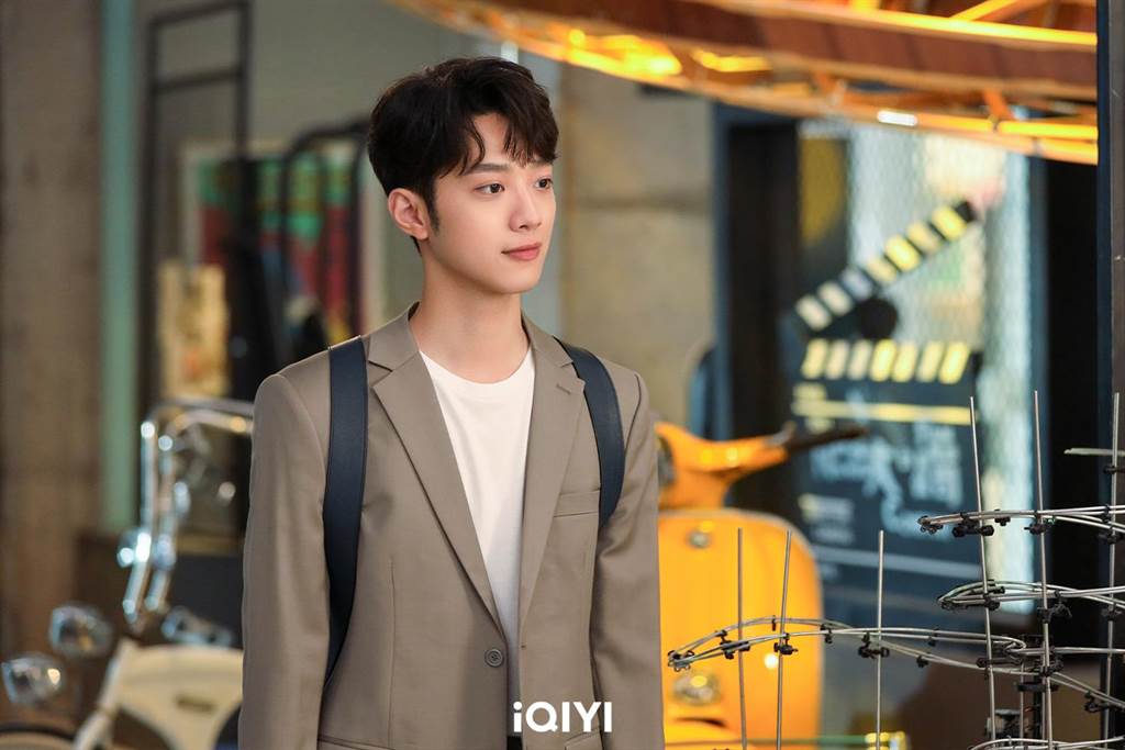 快递员|离婚半年桌底偷牵小鲜肉 Angelababy：一起携手前行