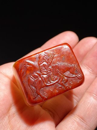 和田玉籽料|明 和田玉籽料留皮 红沁 胡人骑马 马蹄形 扳指 把件