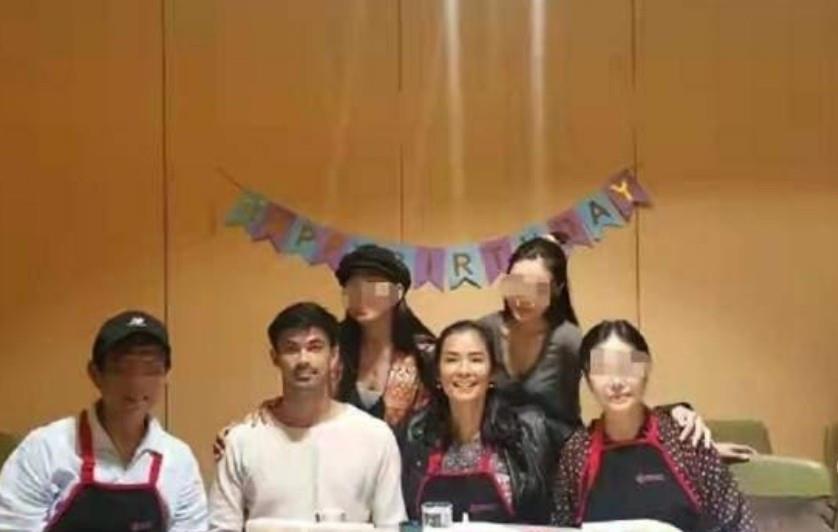 韦唯|韦唯在海底捞庆生日,三个儿子只有小儿子陪伴,场面略显冷清落寞