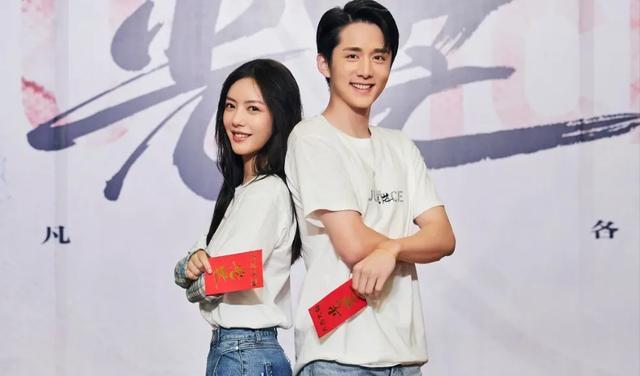 张新成|张新成新剧海报翻车，拿额头贴女生脖子气氛暧昧，网友直言油腻