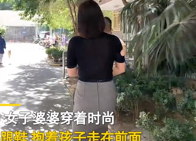 陕西一女子穿睡衣拖鞋跟婆婆身后,婆婆转身惊艳网友:差距有点大
