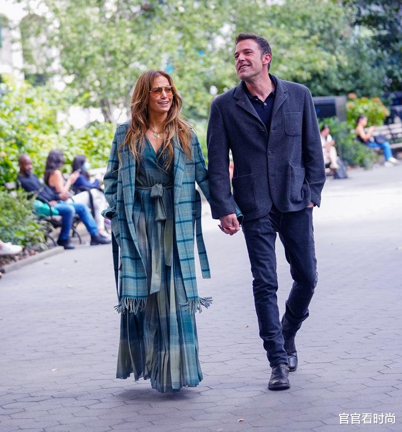 戒指|52岁詹妮弗：晒3300万罕见的绿色钻石订婚戒指，吃着绿色棒棒糖