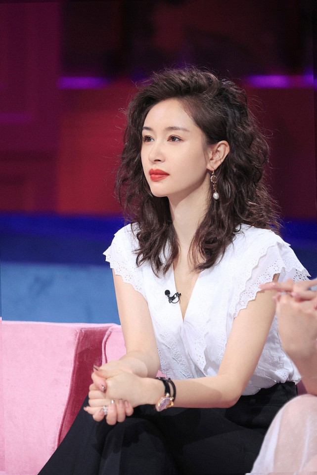 保湿 王子文的发型太有气场了,别看个子小,但泡面头真挺凌厉的