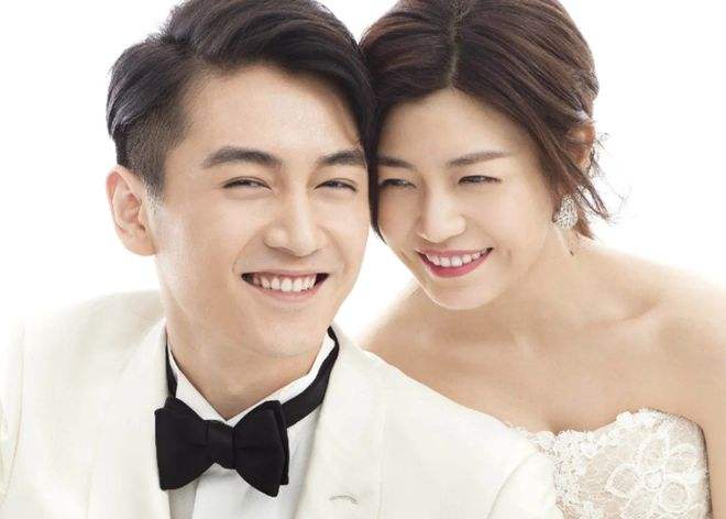 陈妍希|陈妍希夫妇聚会同框！女方肤白貌美似小龙女，男方笑容生硬显苍老