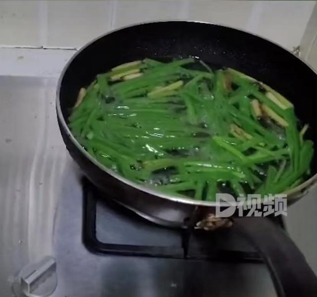 男子家中炸葱油突然燃气冒绿火网友:可能是在暗示什么