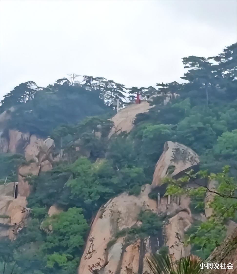 辽宁一游客攀岩坠落,浑身血迹被抬下山,景区:自己打电话求助的