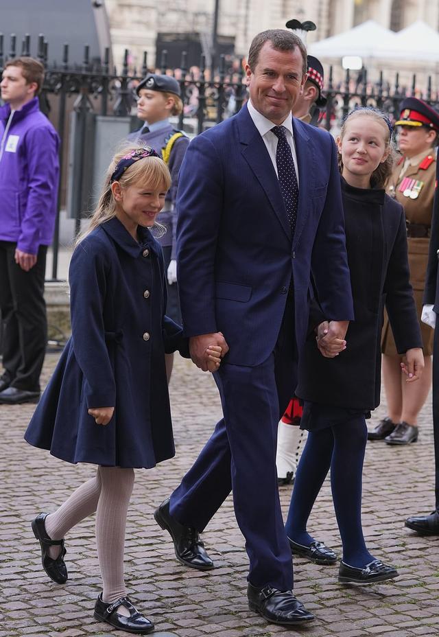 夏洛|乔治夏洛特现身曾祖父追思会,6岁公主沉稳大气,凯特的帽子亮眼