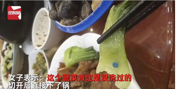 广西。一女子去参加亲戚酒席。在吃饭的过程中,女子从一盘肉菜中夹了一片蔬菜