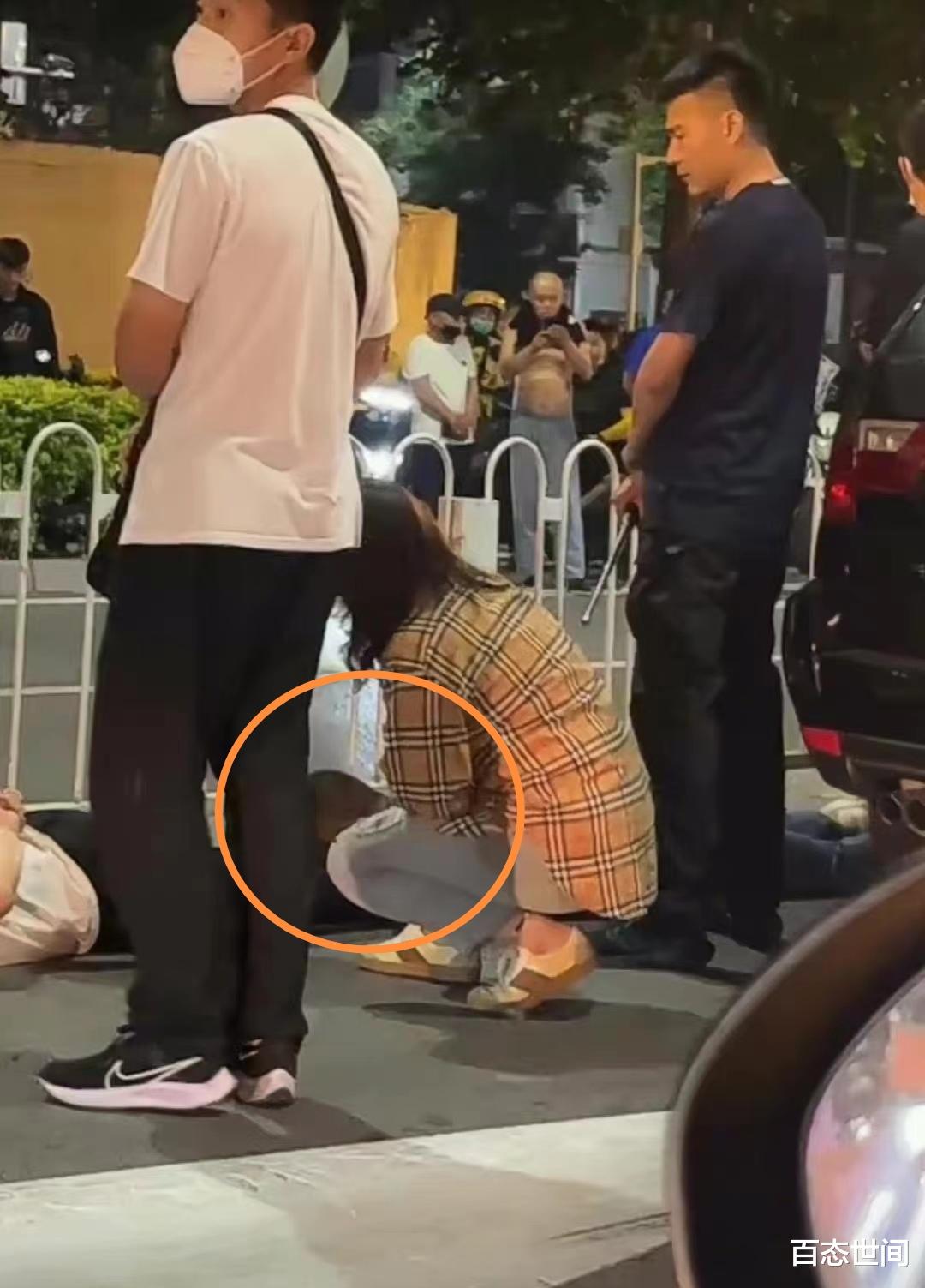 唐山打人事件嫌疑人被抓捕画面曝光,嫌疑人店铺被送花圈