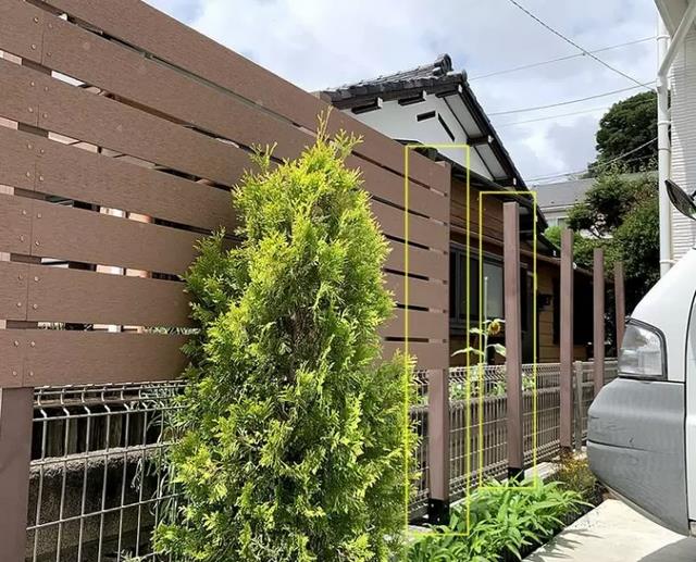 水泥砌底层，一圈铁网+一圈木板，日本围墙这样装，不占地也好看