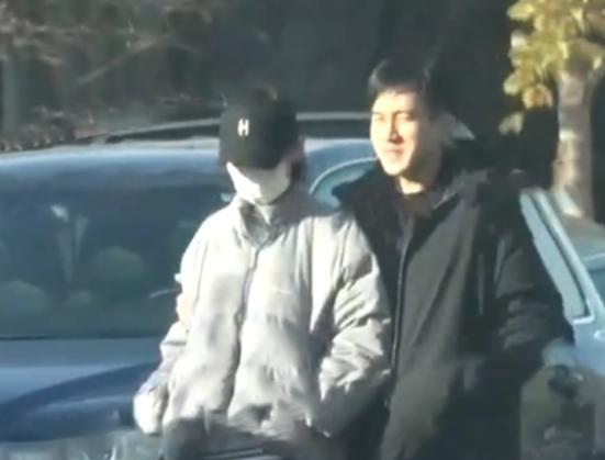 刘恺威李晓峰恋情实锤！牵手做核酸疑似同居，眼神拉丝超甜蜜