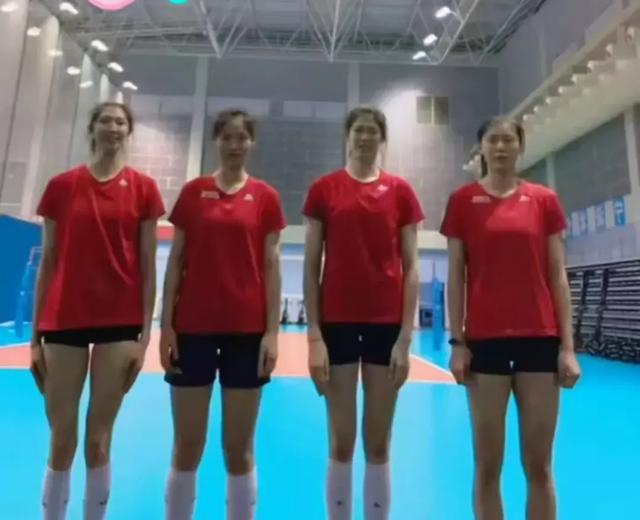 李盈莹|中国女排四小主攻罕见同框，李盈莹更瘦了，吴梦洁专为排球而生
