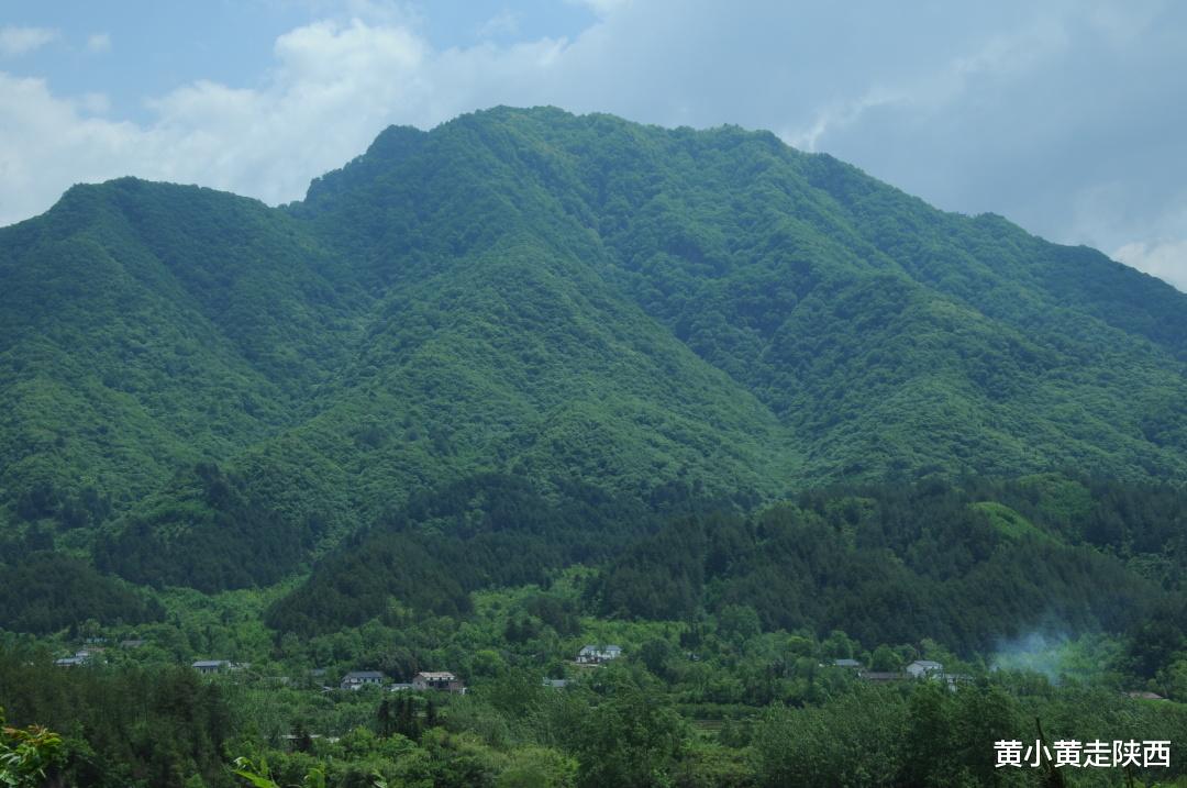 秦岭|探访“汉中第一高峰”下的秦岭小镇，家家户户晒笋干，土豆块也晒