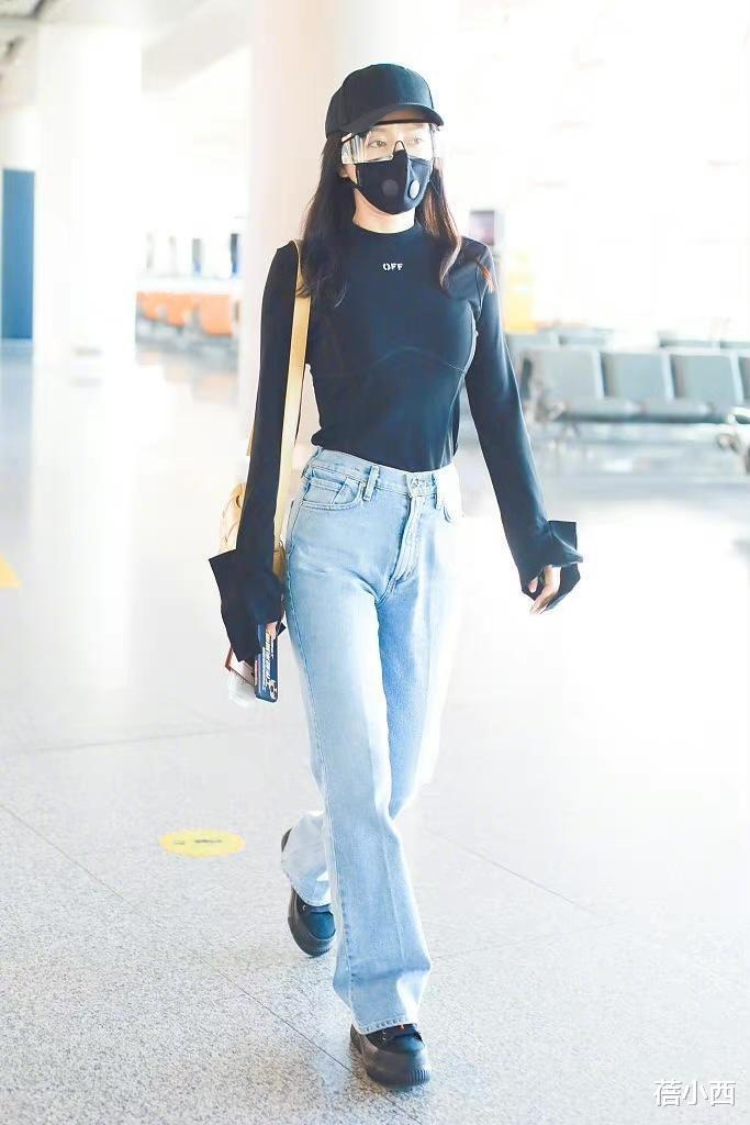 秦岚|“秦岚”的衣品开挂了，穿皮衣配连衣裙秀大长腿，真不是18岁吗？