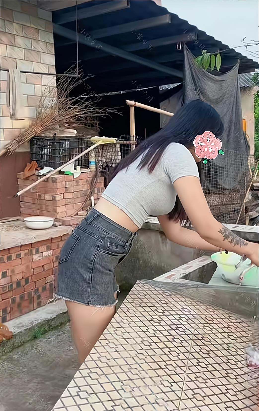 女子在院子里清洗牛蛙,打算给丈夫做大餐,网友:绝对是摆拍