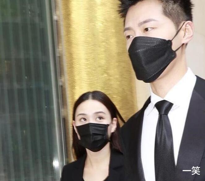 沈春阳|网传窦骁何超莲女儿出生,何超莲晒“一家三口”同框合照疑回应