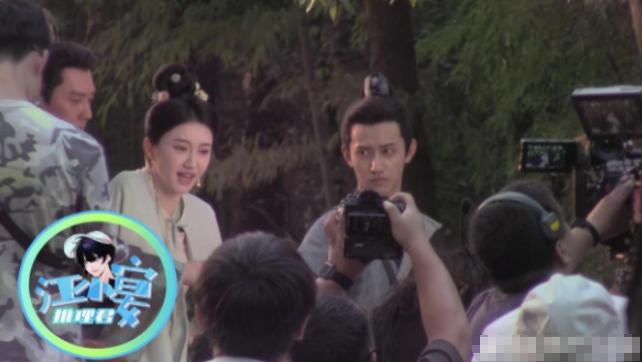 景甜|景甜、冯绍峰同骑一匹马拍戏，上演“被刀架脖”一幕，持风扇吹风