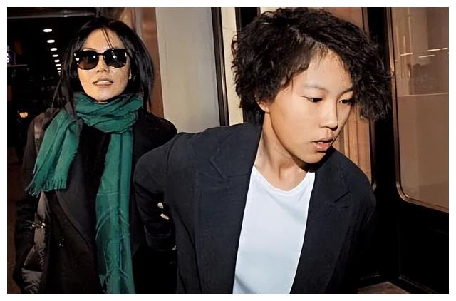 王菲|同是王菲的女儿，窦靖童和李嫣却活成了完全相反的样子