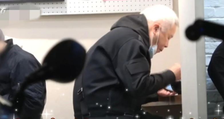 林瑞阳|62岁林瑞阳现身街头小店,头发银白变稀疏,身材佝偻