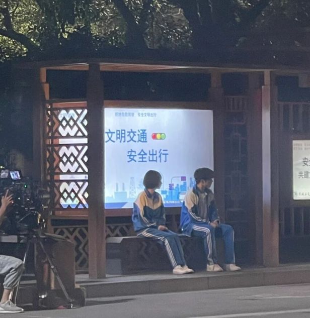 杨洋|杨洋新剧公交路透,穿校服少年感十足,王楚然假发显违和