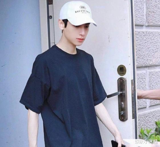 罗云熙 罗云熙近照曝光,两条大腿不如助理胳膊粗,身体状况惹人担忧