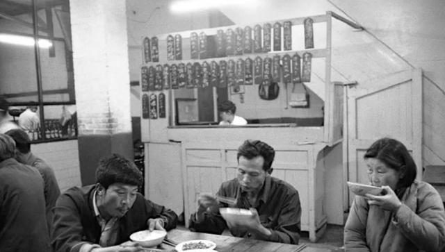 将军去饭馆吃饭,小混混当街持刀行凶,警卫员掏出枪来控制局面