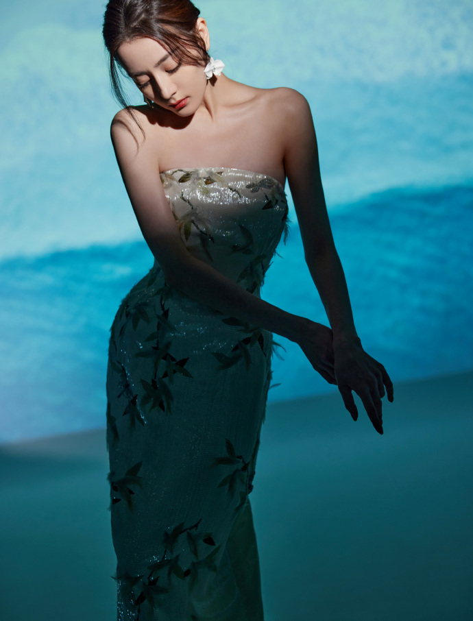 迪丽热巴|迪丽热巴穿白色抹胸印花长裙 搭配花朵耳饰清新浪漫