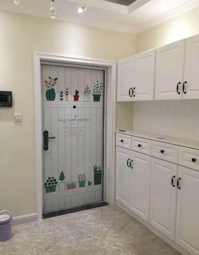 刚打扫完的新家美极了,可惜的就是橱柜没有做到顶,不易清洁