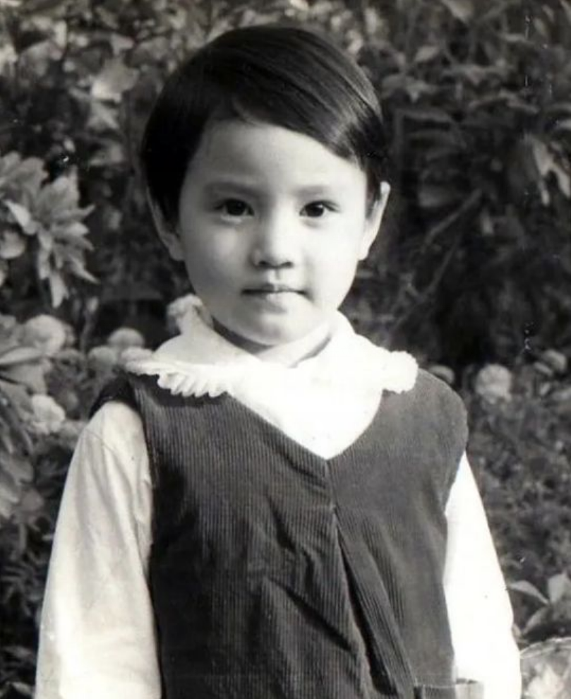 周海媚|周海媚：婚姻失败后放纵一生，靠美貌征服9个男人，今与爱犬相伴