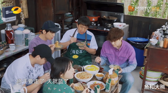 黄磊|《向往6》正式开录,黄磊确认已经进村,全员乘高铁到达被偶遇!