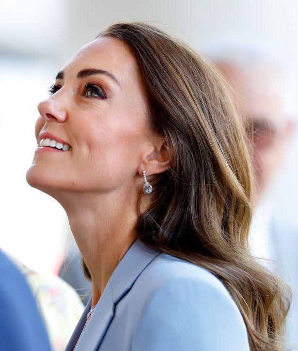 明星 从凯特到维多利亚,明星们使用铅笔和钢笔化妆,让眼睛更大更有神