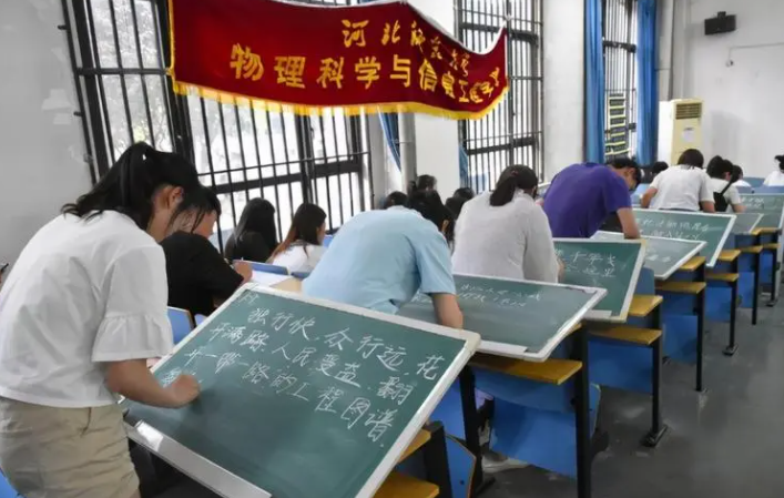 穿衣搭配|要“凉凉”了，非师范生或将取消从教资格？师范生的出路来了