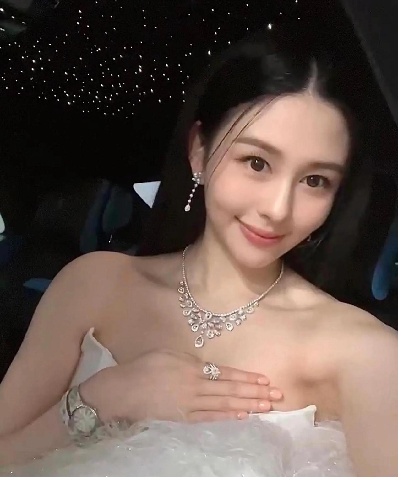 沈月|沈月最新时尚大片曝光！身材火辣曲线玲珑，背200万包包显富贵