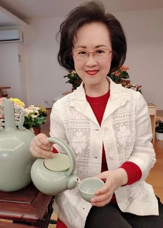 跑步 看了84岁琼瑶阿姨的穿搭，才懂：奶奶辈，优雅气质比扮嫩更迷人