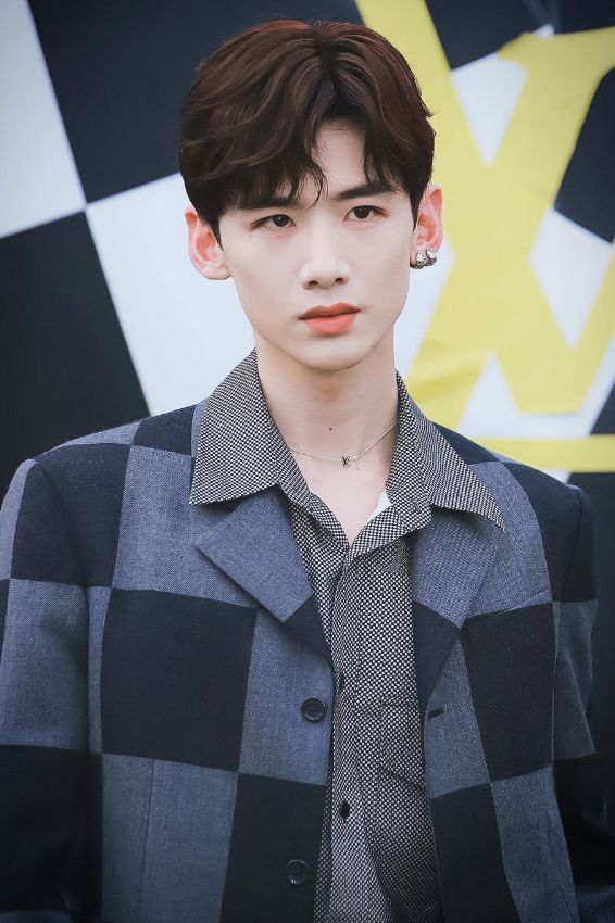 白敬亭|白敬亭又有推理新综艺,游戏沉浸感满满,只是这名字也太……