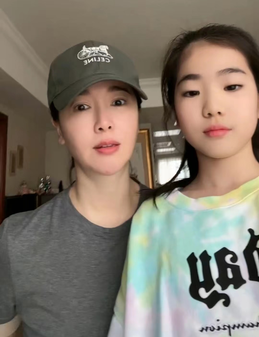 左小青|左小青穿开衩露肩长裙热舞，被槽太违和全是胭脂气，本人霸气回应