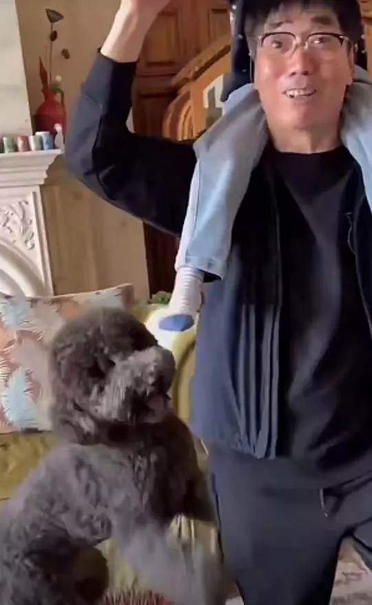 范明|戏骨范明罕晒日常！别墅古典奢华如城堡，妻子做11道菜哄孙子吃饭