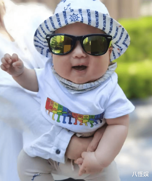 李小萌|李小萌踩儿子滑板出行,生完二胎不到半年瘦25斤,细腰抢镜好少女