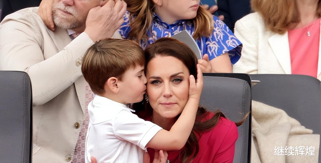 路易·亚瑟·查尔斯|路易王子太可爱!抢表妹的糖果没抢成功,表妹给了姐姐,他不放弃