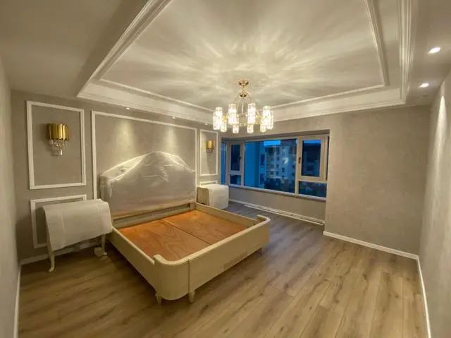 她家装修轻奢风格,家具进场晾着通风中,电视墙很抢眼,分享一下