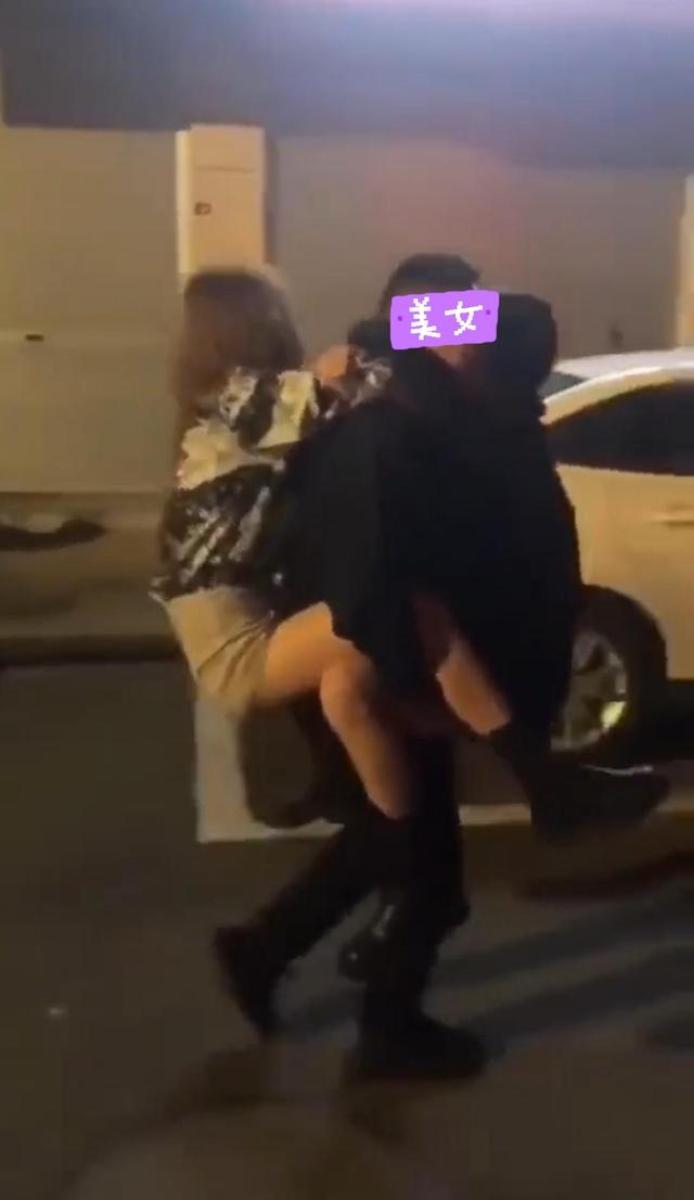 男子接2个醉酒的妹妹回家,偶遇女友被误会,女友:你玩得挺花啊