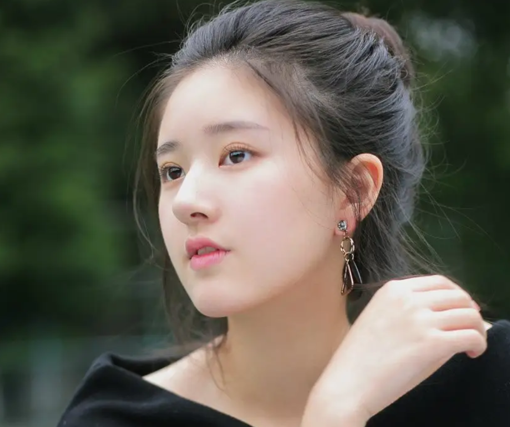 赵露思|赵露思五官没有突出的，但是凑在一起挺耐看，一白遮百丑