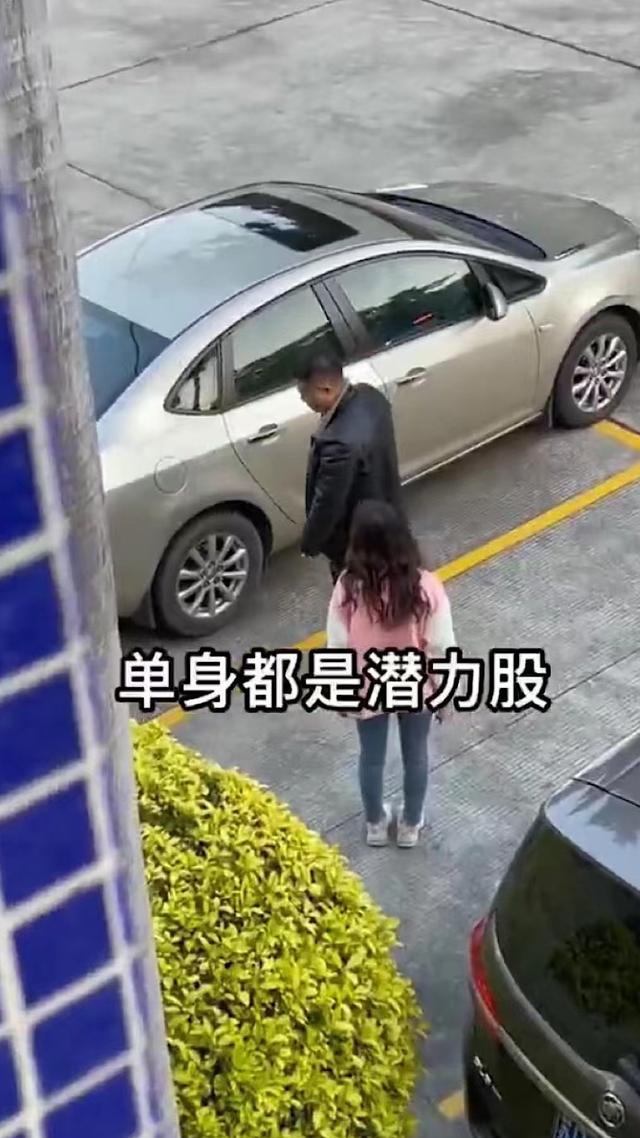 独角兽|女子单身24年,被父亲催婚,女子大喊:你让我再缓两年