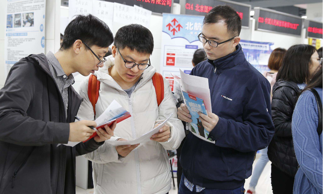 海口|这所大学不一般，全国重点中学组团去引才，毕业当老师年薪达40万