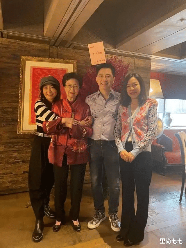 庾澄庆二婚娶对了，娇妻拎5万包有专人服侍出门，素颜比伊能静美