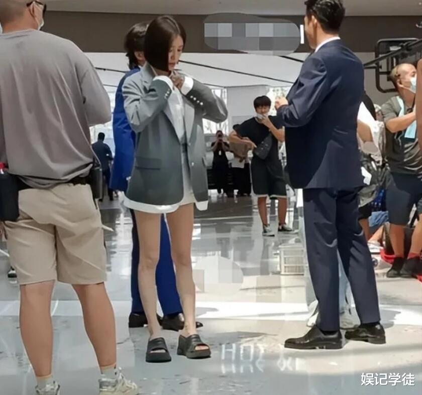 秦岚|43岁秦岚新戏路透照,穿黄色吊带裙气质佳,坐路边吃烤串接地气